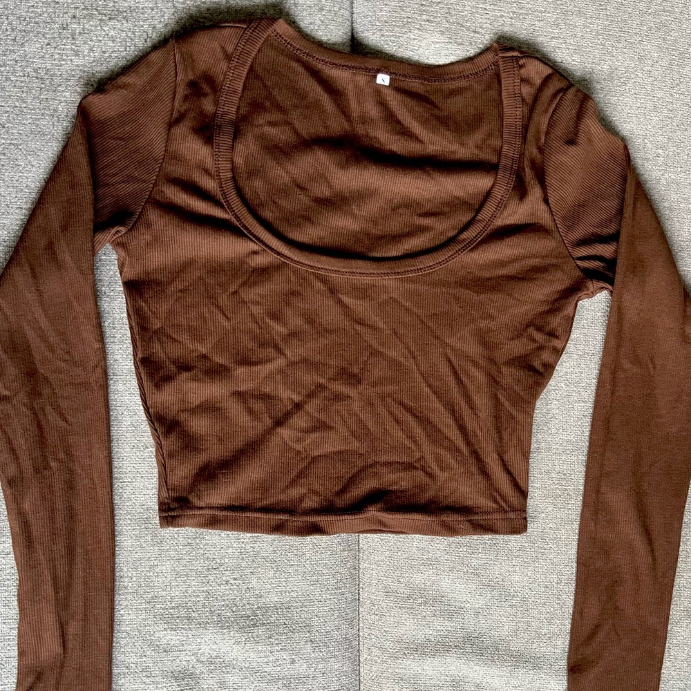 Long sleeve casual, scoop neck, cropped tee.